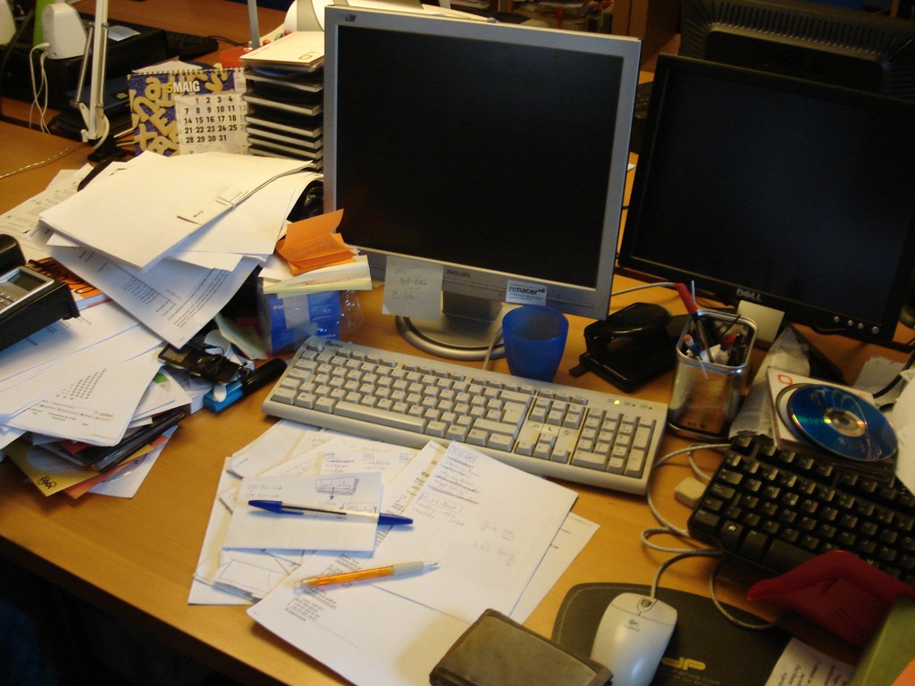 Seguro que ésta imagen te suena, es un escritorio desordenado donde nada se encuentra. Con doku4documents se acabarán para siempre los problemas de gestión documental